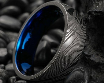 Bague damas noire, bague 8 mm, alliance homme, alliance damas, bague de fiançailles homme, face intérieure bleue, cadeau d'anniversaire de mari