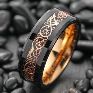 Bague dragon celtique en or rose 8 mm, bague Viking pour homme, alliance irlandaise en tungstène, bague noeud celtique unique, bague d'anniversaire pour homme, bague noire image 1