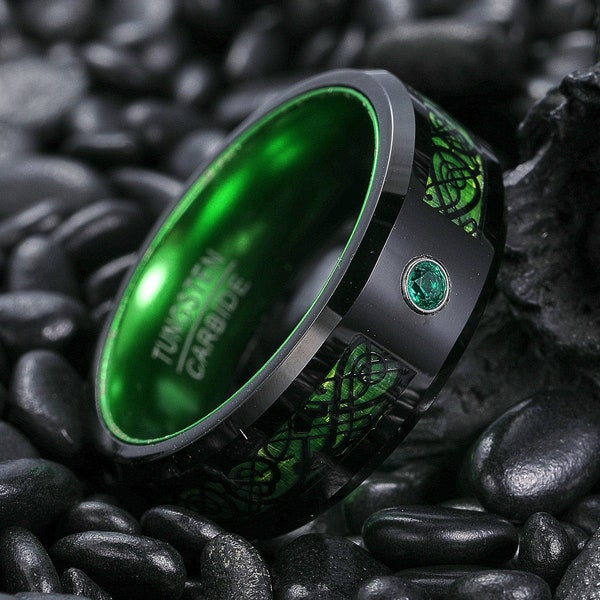 Groene Keltische draak wolfraam ring, zwarte wolfraam trouwring groene koolstofvezel ring, mannen Keltische ring, 8mm CZ ring, verjaardag ring