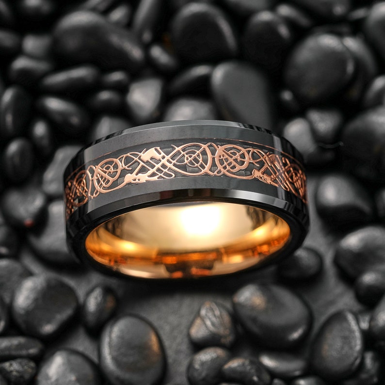 Bague dragon celtique en or rose 8 mm, bague Viking pour homme, alliance irlandaise en tungstène, bague noeud celtique unique, bague d'anniversaire pour homme, bague noire image 2