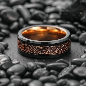 Bague dragon celtique en or rose 8 mm, bague Viking pour homme, alliance irlandaise en tungstène, bague noeud celtique unique, bague d'anniversaire pour homme, bague noire image 3