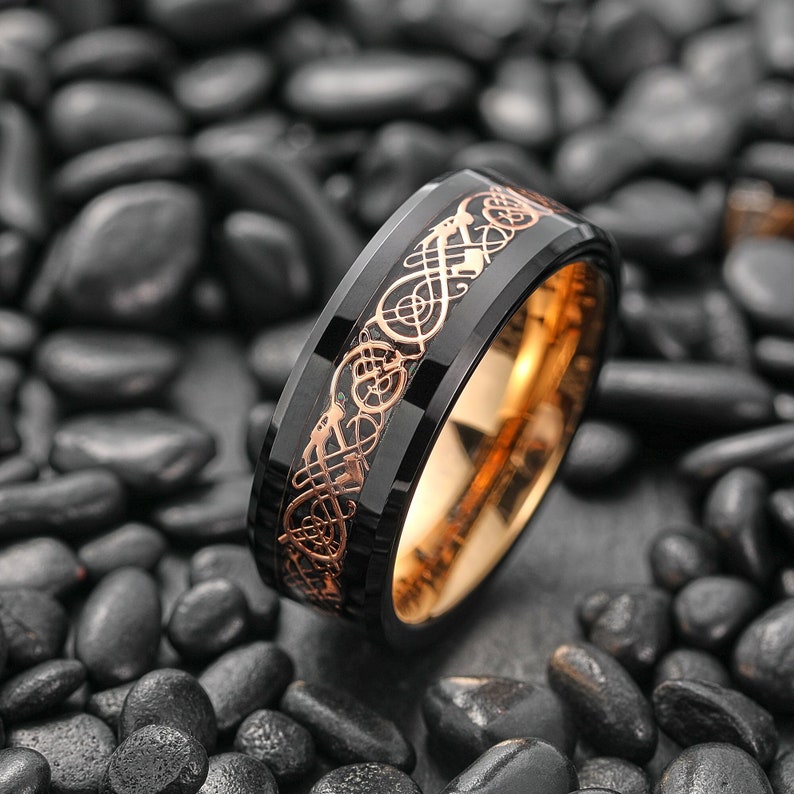 Bague dragon celtique en or rose 8 mm, bague Viking pour homme, alliance irlandaise en tungstène, bague noeud celtique unique, bague d'anniversaire pour homme, bague noire image 1