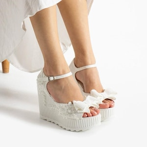 Vita spetsskor med platå och klackar för kvinnor, brudskor med klackar