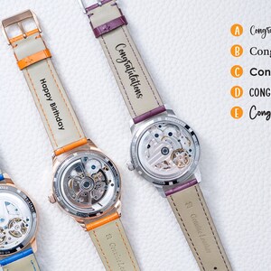 Pu&ograve; includere: Tre orologi da polso con cinturini in pelle di diversi colori e incisioni personalizzate. I cinturini sono arancioni, viola e blu. Le incisioni recitano "Buon compleanno", "Congratulazioni" e "Ti amo fino alla fine dei tempi".