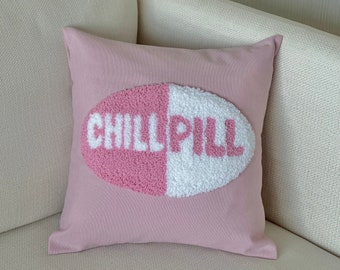 Chill Pill Pink Punch Needle Pillow, Funny Quote Punch Broderie Oreiller, Housse d’oreiller touffetée à la main, Oreiller unique Punch Needle, Décoration intérieure