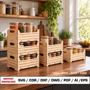 Puede incluir: Un conjunto de cajas de almacenamiento de madera clara con listones horizontales y asas recortadas, apiladas para contener frascos de vidrio llenos de diversos granos y legumbres. El texto 3MM - 4MM - 5MM - 6MM y INSTANT DOWNLOAD SVG / CDR / DXF / DWG / PDF / AI / EPS es visible.