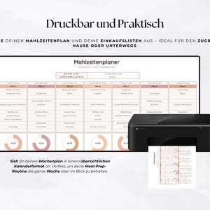 Puede incluir: Una impresora negra junto a un planificador de comidas semanal impreso. El planificador de comidas se muestra en una pantalla grande con formato de calendario. El texto "Druckbar und Praktisch" est&aacute; en la parte superior.