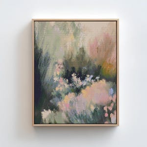 Puede incluir: Impresión artística abstracta en un marco de madera natural. La obra presenta un estilo texturizado e impresionista con una paleta de verdes, rosas y amarillos. La pintura evoca una escena de paisaje floral o de jardín.