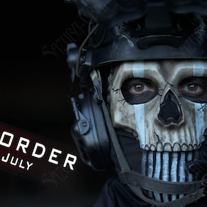 Pode incluir: Um capacete tático com uma máscara facial realista em forma de caveira com detalhes em branco e cinza desgastados, usada sobre uma balaclava preta. O equipamento inclui fones de ouvido pretos e o texto PRE-ORDER FOR JULY em fundo escuro.