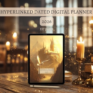 Op de afbeelding: Een digitale planner op een tablet met een fantasiekasteelscène op het scherm. De tekst "HYPERLINKED DATED DIGITAL PLANNER" en "2026" staan bovenaan. Een stylus ligt eronder. Een brandende kaars en boeken staan op de achtergrond.