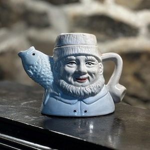 Théière fantaisie vintage : pêcheur, poisson et pipe en porcelaine blanche