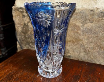 伝統的なチェコのボヘミアガラスで作られたカットガラスの花瓶です。 チェコクリスタルボヘミアガラス花瓶ブルーカットクリア、鳥の模様の