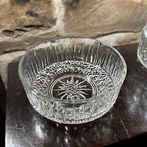 以下が含まれることがあります： 星形のテクスチャデザインが施された透明なガラスボウル。ボウルの中央には、星形の隆起した模様があります。