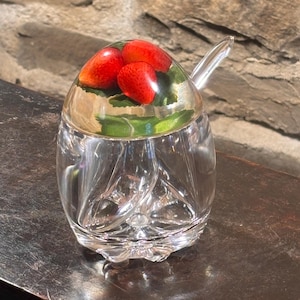 Puede incluir: Un letrero de madera rústica con el texto "Welcome to our home" en letras blancas. El letrero presenta un acabado envejecido y un diseño simple y acogedor, ideal para la decoración de la puerta principal.