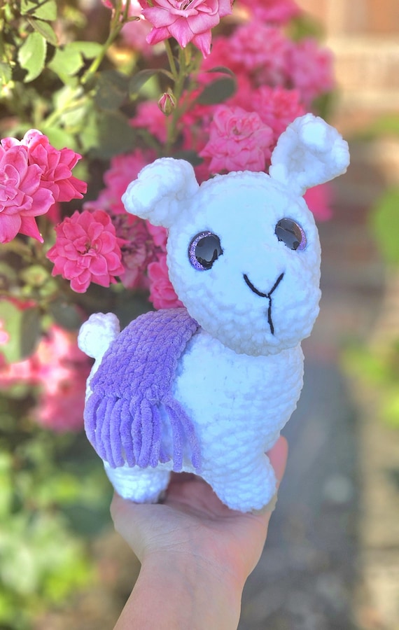 Llama de peluche tejida a crochet: suave animal de peluche