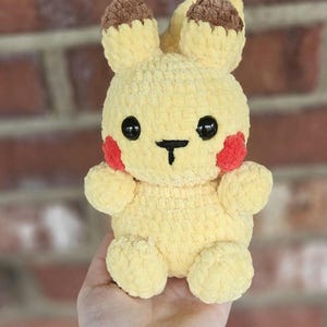 Peluche ispirato a Pikachu fatto a mano all&#39;uncinetto