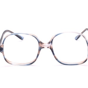 Könnte beinhalten: Eine Brille mit quadratischen Gläsern in transparenter blauer und brauner Farbe mit abgerundeten Kanten.