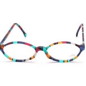 Op de afbeelding: Kleurrijke ronde bril met een veelkleurig montuur. Het montuur is gemaakt van plastic en heeft een blauw, groen, rood, geel en wit patroon.