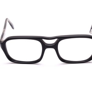 以下が含まれることがあります： クリアなレンズが付いた黒いプラスチックフレームの眼鏡