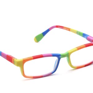 Könnte beinhalten: Lesebrille mit rechteckigem Rahmen und klaren Gläsern. Der Rahmen ist aus Kunststoff und hat ein gestreiftes Regenbogenmuster.