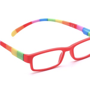 Può includere: Occhiali da lettura rossi con una montatura arcobaleno. La montatura è in plastica e ha una forma rettangolare.