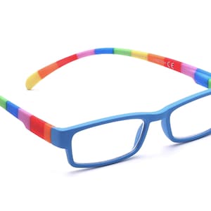 Op de afbeelding: Blauwe leesbril met een regenboogkleurige montuur. De montuur is gemaakt van flexibel plastic en heeft een veer scharnier. De bril is CE-gecertificeerd.