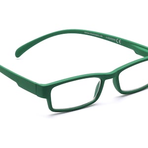Könnte beinhalten: Grüne Lesebrille aus Kunststoff mit flexiblem Gestell. Die Brille hat eine rechteckige Form und klare Gläser. Der Text "www.newoptic.de 4 002505 CE" ist auf dem rechten Bügel aufgedruckt.