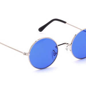 Könnte beinhalten: Runde Sonnenbrille mit silbernen Rahmen und blauen Gläsern.