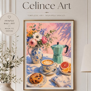 Könnte beinhalten: Ein gerahmter Kunstdruck mit dem Titel Celince Art, der ein Stillleben mit einem Blumenstrauß in einem blau-weißen Krug, einer türkisfarbenen Espressokanne, einem Latte, einem Gebäck und Zitrusfrüchten sowie dem Schriftzug C'est la vie zeigt.