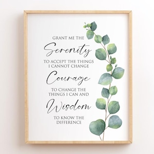 Puede incluir: Una impresión enmarcada con fondo blanco y una cita sobre serenidad, coraje y sabiduría. La cita está escrita en letra cursiva negra y está rodeada de una ilustración de acuarela de hojas de eucalipto.