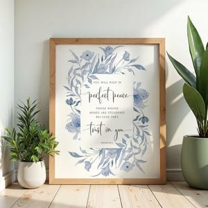 Puede incluir: Una lámina enmarcada con fondo blanco e ilustraciones florales en acuarela azul que rodean el texto: You will keep in perfect peace those whose minds are steadfast, because they trust in you. Isaiah 26:3.