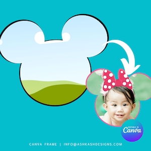 Può includere: Uno sfondo turchese con una cornice a forma di testa di Topolino. All'interno della cornice c'è un paesaggio di colline verdi e cielo blu. Una foto di un bambino sorridente con una fascia per capelli di Minnie è in una cornice più piccola. Testo in basso: "CANVA FRAME | INFO@ASHKASHDESIGNS.COM".