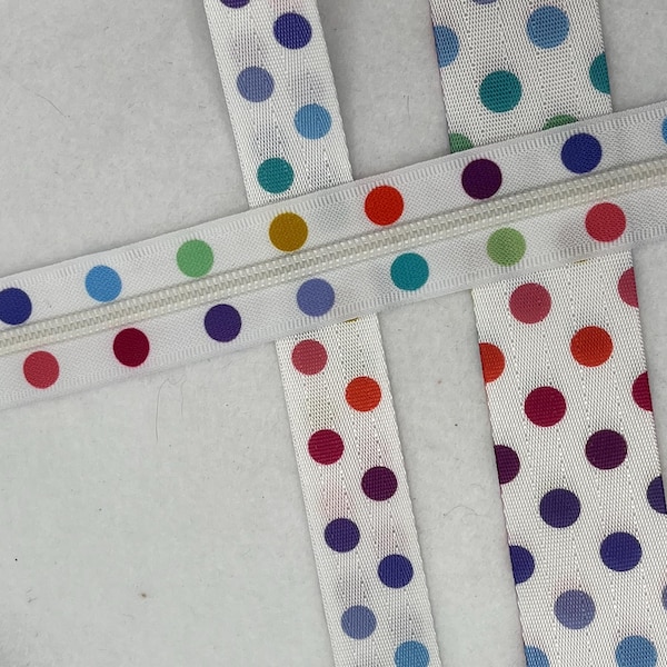 Pas bezpieczeństwa w kropki tęczowe 1” Białe tło Taśma zamkowa BTY wysokiej jakości Kup na jard Łatwa do cięcia i szycia