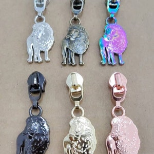 Der Lion Silver #5 Zipper Pull passt perfekt zur Nylonspule aus Tula Pink Everglow Fabric