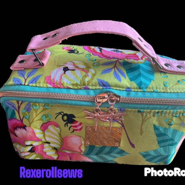 Sac de rangement EverGlow kabloom (Tula Pink) Zip-N-Grip avec poignée en cuir. Accents violets roses