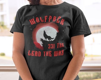 Op de afbeelding: Zwart T-shirt met een rode wolfpack-afbeelding. De afbeelding toont een wolf die huilt naar de maan met de tekst "Wolfpack 231 The Lead The Way".