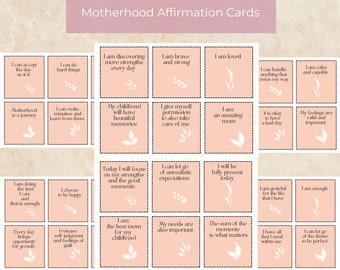 Puede incluir: Un conjunto de tarjetas de afirmación color melocotón con texto blanco e ilustraciones florales. Las tarjetas se titulan "Motherhood Affirmation Cards" y presentan afirmaciones positivas como "I am loved" y "I am enough."