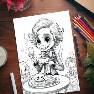 Puede incluir: Una ilustraci&oacute;n en blanco y negro de un personaje de dibujos animados con corbata de lazo, sosteniendo una taza y un vaso. El personaje est&aacute; sentado en una mesa con un plato de comida y una calabaza. El fondo est&aacute; lleno de calabazas y enredaderas.