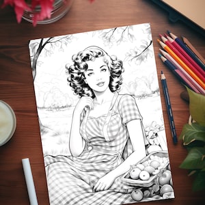 Peut inclure: Illustration en noir et blanc d'une femme en robe &agrave; carreaux vichy assise dans un champ avec un panier de pommes. La femme a les cheveux boucl&eacute;s et tient une fleur.