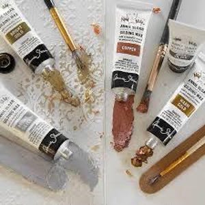 Puede incluir: Surtido de tubos de pintura met&aacute;lica y un peque&ntilde;o frasco de pintura negra. Los tubos est&aacute;n etiquetados "Antique Glaze Gilding Wax" en oro, cobre y oro rosa. La pintura es para proyectos decorativos y artesanales.