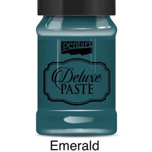 May include: A jar of emerald-colored Deluxe Paste with a black lid. The jar has a label with the brand name "pentart" and the words "Deluxe PASTE" in a decorative frame. The word "Emerald" is printed at the bottom.