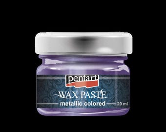 Puede incluir: Un pequeño tarro de pasta de cera metálica de color morado con la etiqueta "Pentart Wax Paste - metallic colored - 20 ml".