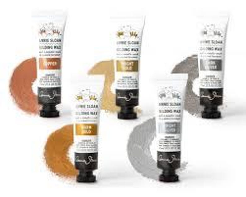Puede incluir: Cinco tubos de cera met&aacute;lica para muebles y decoraci&oacute;n del hogar. Los tubos est&aacute;n etiquetados como "Lumiere Glimmer Gilding Wax" y vienen en los colores cobre, oro claro, plata, oro rico y plata clara.