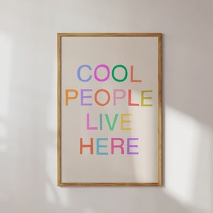 Cool People Live Here Wydrukuj Kolorową sztukę ścienną Pobierz cyfrowo Zabawny cytat Sztuka Pozytywna Typografia Wydrukuj Plakat Maksymalistyczny Sztuka do Wydruku