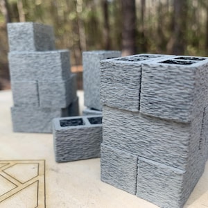 Puede incluir: Una taza de cerámica blanca con un asa negra y el texto "But First, Coffee" en un estilo manuscrito. La taza está sobre una superficie blanca. La taza mide 10 cm de alto.