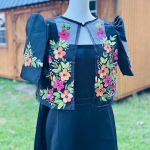 Gotowe do wysyłki nowoczesne czarne bolerko Filipiniana z ręcznie malowanym wzorem i rękawami mestiza, wykonane z klasycznej organzy Piña, idealne na specjalne okazje!