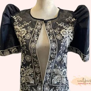 Nowoczesne rękawy Bolero Mestiza Filipiniana Plus Size z czarnej organzy Piña, idealne na specjalne okazje! bmb