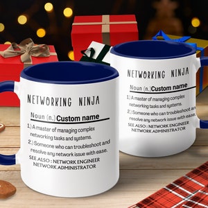 Könnte beinhalten: Weiße Keramik-Kaffeetasse mit blauem Rand und Henkel. Die Tasse zeigt eine schwarz-weiße Grafik mit dem Text "NETWORKING NINJA" und einer Definition des Begriffs.