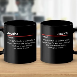 Peut inclure: Deux tasses à café noires avec du texte blanc. Le texte sur les tasses est "Jessica [nom] La définition d'une femme qui est toujours joyeuse, gentille et généreuse. Elle adore faire des biscuits et faire des câlins à ses amis."