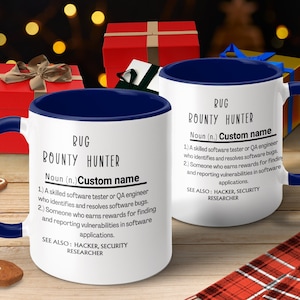 以下が含まれることがあります： 青い縁取りと取っ手のある白いセラミック製のマグカップ。マグカップには、「バグバウンティハンター」の定義が書かれており、定義の代わりに「カスタム名」というテキストが書かれています。